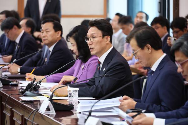 김민석 국무총리가 10월1일 서울 종로구 정부서울청사에서 열린 제1차 국가기간 전력망 확충위원회에서 발언하고 있다. 연합뉴스
