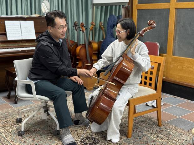 공연을 앞두고 유니크앙상블 문맹권 대표(왼쪽)와 김가은 양이 첼로 레슨하는 모습.