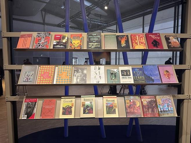 필리핀 주빈관에 필리핀 관련 서적들이 전시돼 있다. 필리핀은 상상력이 공기를 채운다는 주제로, 자국의 현대문학, 토착 서사, 저항문학 등을 소개했다.