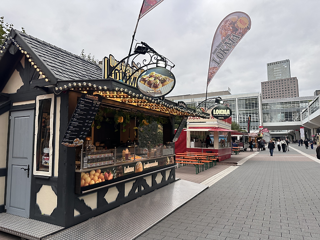 메쎄 전시장 실외에 늘어선 길거리 푸드 트럭. 세계 여러 나라의 음식을 맛보며 휴식을 즐길 수 있었다.