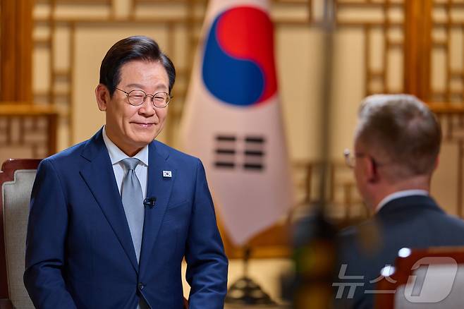 이재명 대통령이 지난 21일 서울 용산 대통령실 청사에서 CNN과 인터뷰를 하고 있다. (대통령실 제공. 재판매 및 DB 금지) 2025.10.23/뉴스1 ⓒ News1 이재명 기자