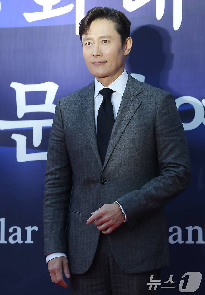 배우 이병헌이 23일 오후 서울 중구 국립극장 해오름극장에서 열린 '2025 대한민국 대중문화예술상 시상식' 레드카펫에 참석해 포즈를 취하고 있다. 2025.10.23/뉴스1 ⓒ News1 권현진 기자