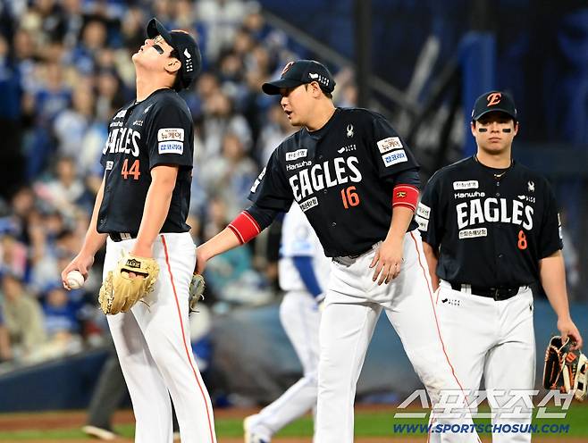 22일 대구 삼성라이온즈파크에서 열린 한화와 삼성의 플레이오프 4차전, 6회말 동점을 허용한 김서현이 강판되며 아쉬워하고 있다. 대구=허상욱 기자wook@sportschosun.com/2025.10.22/