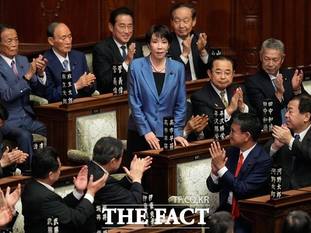 다카이치 사나에 일본 총리의 '다카이치 내각'이 21일 출범했지만, 구성원 대다수가 '우익'에 치우쳐 향후 외교 관계 악화를 걱정하는 목소리가 나온다. 사진은 21일 오후 일본 도쿄 국회의사당 중의원에서 치러진 총리 지명 선거에서 총리로 선출된 다카이치 총리 모습. /AP.뉴시스