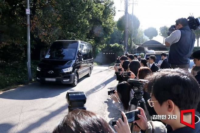 고(故) 이건희 삼성그룹 회장의 4주기였던 지난해 10월25일 경기 장안구 삼성 선영으로 삼성 임원들이 탄 승합차가 들어가고 있다. 사진=김현민 기자