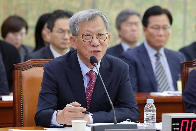 유홍준 국립중앙박물관장이 지난 22일 서울 여의도 국회 문화체육관광위원회에서 열린 국립중앙박물관 등에 대한 국정감사에서 의원 질의에 답변하고 있다./뉴스1