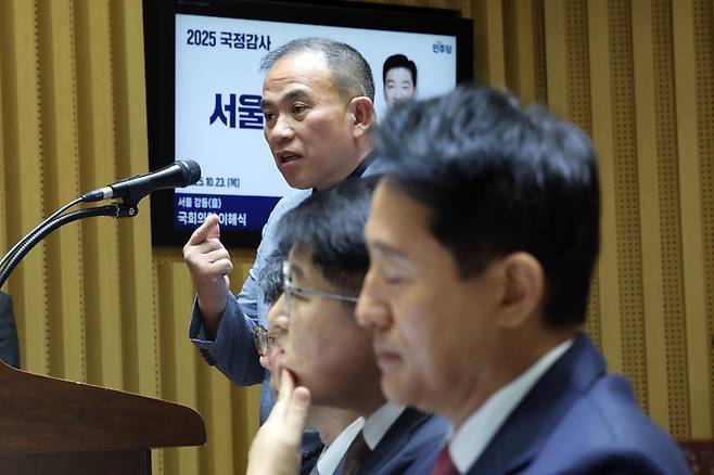 ‘정치 브로커’ 명태균씨가 23일 오후 서울 중구 서울시청에서 열린 국회 행정안전위원회 서울시청 국정감사에서 의원질의에 답하고 있다. 2025.10.23/뉴스1