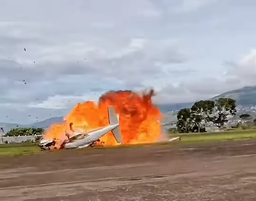 베네수엘라 공항에서 추락해 폭발하는 항공기. SNS 갈무리
