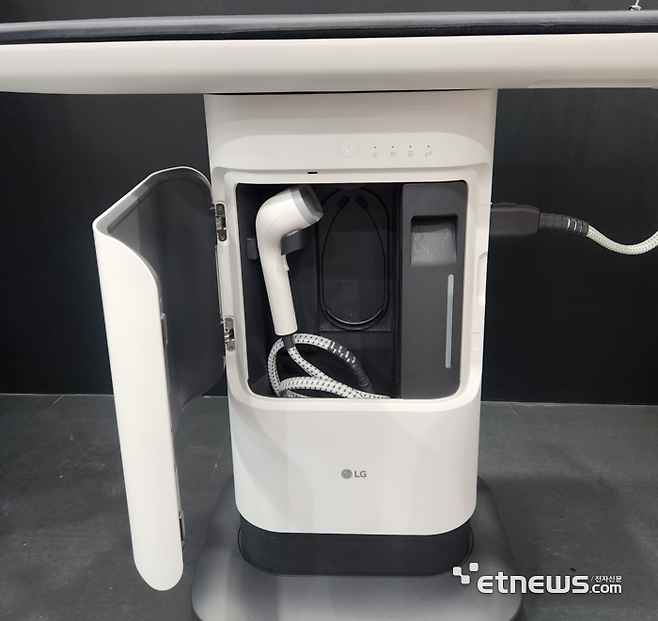 시스템아이어닝 액티브 스타일링 보드 아래 기둥에 고압 스팀다리미와 핸디 스티머를 보관할 수 있는 공간이 마련돼있다. (사진=김신영 기자)