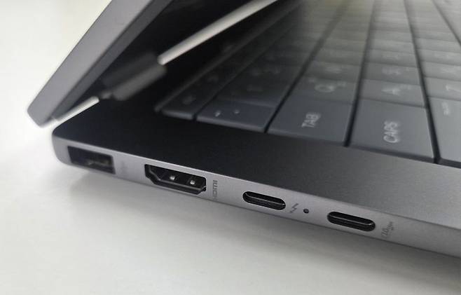 HP 옴니북 X 플립 14 왼쪽 측면. 사진=구자윤 기자