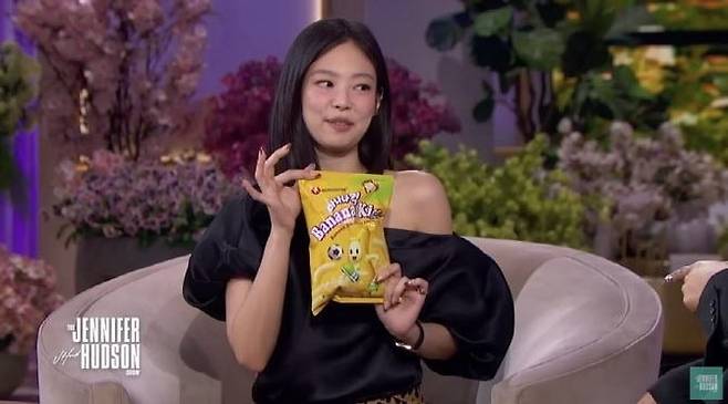 ‘블랙핑크’ 제니가 미국 ‘제니퍼 허드슨쇼’에서 바나나킥을 소개하고 있는 모습 사진=유튜브 캡처