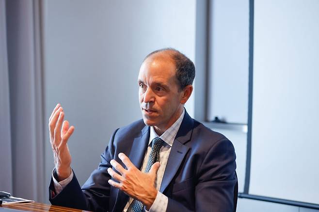 크리스 리헤인 오픈AI 글로벌 대외협력 최고 책임자가 23일 서울 중구의 한 호텔에서 취재진과 만나 한국 경제를 위한 자사의 청사진에 관해 설명하고 있다. 오픈AI 제공