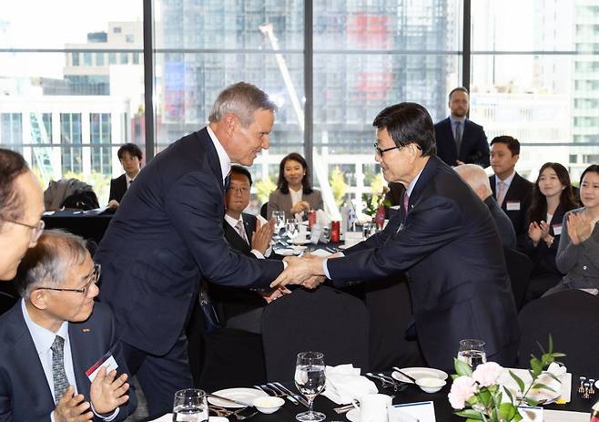 23일 서울 강남구 삼성동 그랜드인터컨티넨탈 호텔에서 열린 미국 테네시 주지사 초청 무역업계 간담회에서 윤진식 한국무역협회 회장과 빌 리 미국 테네시 주지사가 악수하고 있다. 한국무역협회 제공