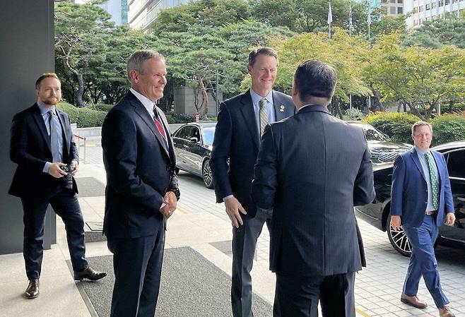 빌 리 미국 테네시 주지사가 23일 이석희 SK온 최고경영자(CEO)와 회동하기 위해 서울 종로구 SK서린빌딩을 방문하고 있다. 왼쪽 두번째부터 빌 리 주지사, 스튜어트 맥코터 테네시주 경제개발부 장관. 연합뉴스