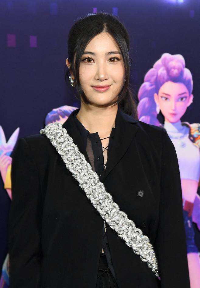 넷플릭스 화제작 ‘케이팝 데몬 헌터스’의 주인공 루미 역 노래 목소리와 삽입곡 제작으로 참여한 작곡가 EJAE(본명 김은재·34). 10대 때 SM엔터테인먼트 아이돌 연습생 시절을 거친 그는 “이렇게 아이돌 데뷔를 하게 될 줄은 몰랐다”며 웃었다. 사진제공=연합뉴스 AFP/Getty Images