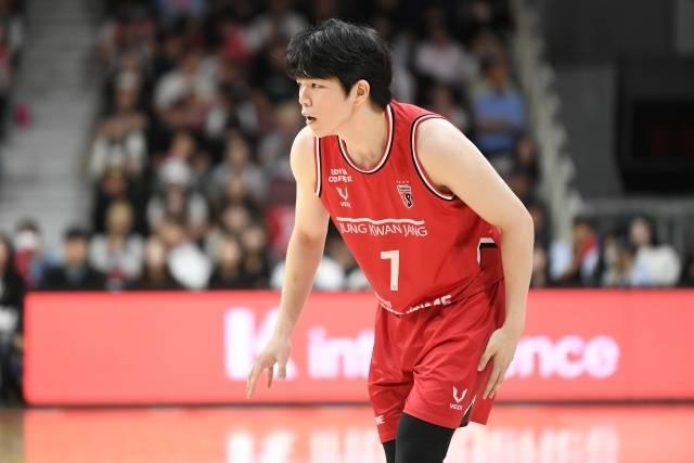 표승빈은 “수비는 나 혼자 할 수 있는 게 아니다. 팀원들이 많이 도와줬다. 나의 수비가 높은 점수를 받을 정도라고 생각하지 않는다. 빅맨 형들부터 외국선수, 준형이 형 등 많은 선수가 도와줬기에 그런 수비를 할 수 있었다”고 설명했다. 사진=KBL 제공