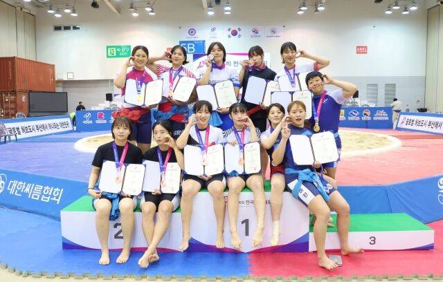 23일 부산광역시 해운대구 '벡스코 제2전시장 5B홀'에서 열린 ‘제106회 전국체육대회’ 여자부 개인전에서 입상한 선수들이 다같이 기념사진을 찍고 있다./대한씨름협회