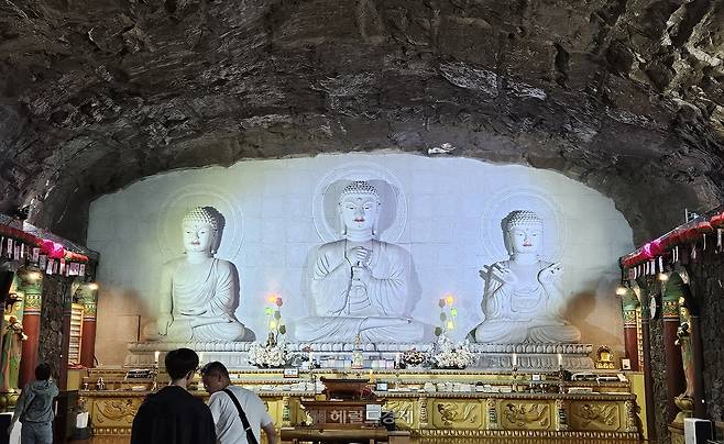 대웅전 법당의 (왼쪽부터) 석가모니불, 비로자나불, 노사나불