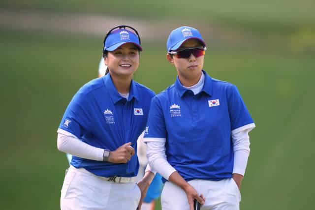 환상적인 조화를 보이면서 승리를 합작한 최혜진(왼쪽)과 김효주. 사진 제공=AP연합뉴스