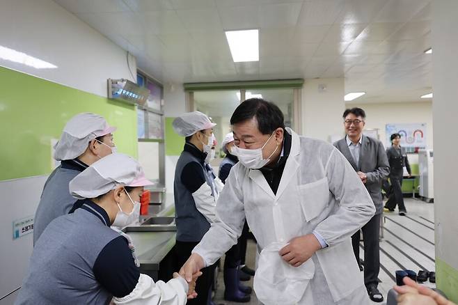 울산 동구는 김종훈 구청장, 정혜경 국회의원, 학교 비정규직 노조 관계자 등이 참석한 가운데 22일 오전 7시20분부터 9시까지 화진초등학교에서 친환경 급식 현장체험을 했다고 밝혔다. ⓒ울산 동구