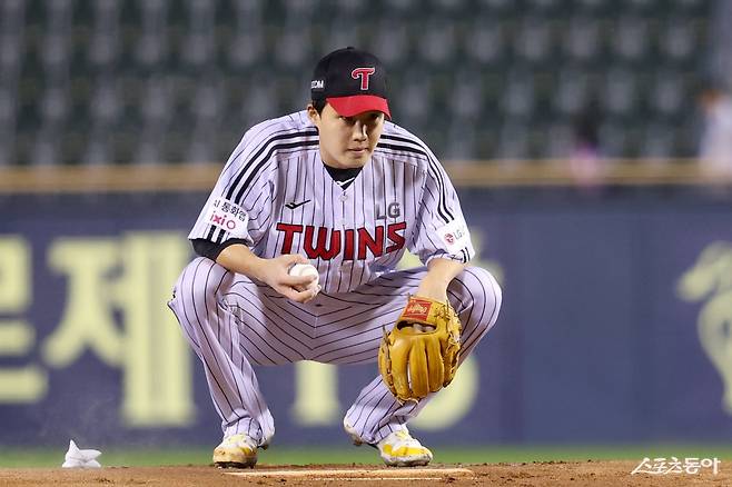 LG 임찬규가 22일 잠실구장에서 열린 한국시리즈 대비 청백전을 앞두고 투구를 준비하고 있다. 사진제공|LG 트윈스