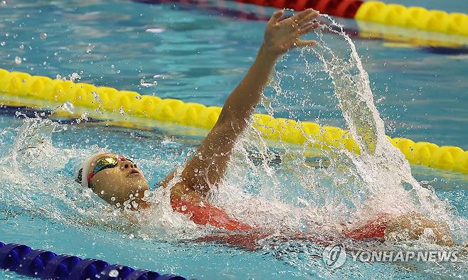 수영 여자일반부 혼계영 400m 결승 배영 (부산=연합뉴스) 강선배 기자 = 23일 부산 사직종합운동장 실내수영장에서 열린 제106회 전국체육대회 수영 여자 일반부 혼계영 400m에 배영주자로 나선 경북팀의 김서영(경북도청)이 역영하고 있다, 2025.10.23 sbkang@yna.co.kr