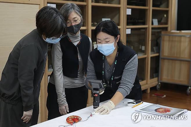 국립고궁박물관, 수장고 속 왕실 유산 심층조사 진행 (서울=연합뉴스) 류효림 기자 = 국가무형유산 보유자, 전승교육사, 이수자들이 23일 서울 종로구 국립고궁박물관 열린수장고에서 열린 수장고 속 왕실 유산 심층조사에서 왕실 유물들을 살펴보고 있다. 2025.10.23 ryousanta@yna.co.kr