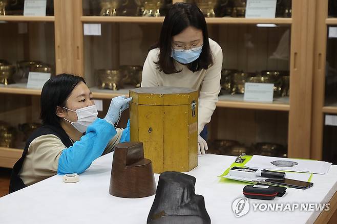 왕실 유물 살펴보는 21세기의 장인들 (서울=연합뉴스) 류효림 기자 = 국가무형유산 보유자, 전승교육사, 이수자들이 23일 서울 종로구 국립고궁박물관 열린수장고에서 열린 수장고 속 왕실 유산 심층조사에서 왕실 유물들을 살펴보고 있다. 2025.10.23 ryousanta@yna.co.kr