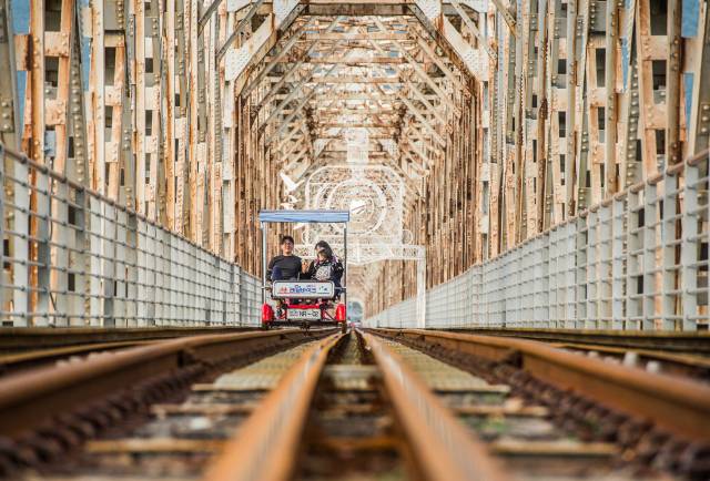 국내 유일 철도 테마파크인 김해 낙동강레일파크를 찾은 방문객들이 레일바이크를 타고 있다./김해시/
