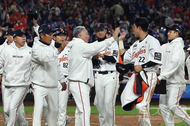 24일 오후 대전 한화생명볼파크에서 열린 프로야구 2025 신한 SOL뱅크 KBO 플레이오프 5차전 삼성 라이온즈와 한화 이글스의 경기, 11대2 대승을 거두며 시리즈 전적 3승 2패로 한국시리즈 진출에 성공한 한화 선수들이 기쁨을 나누고 있다. 2025.10.24/뉴스1 ⓒ News1 김진환 기자