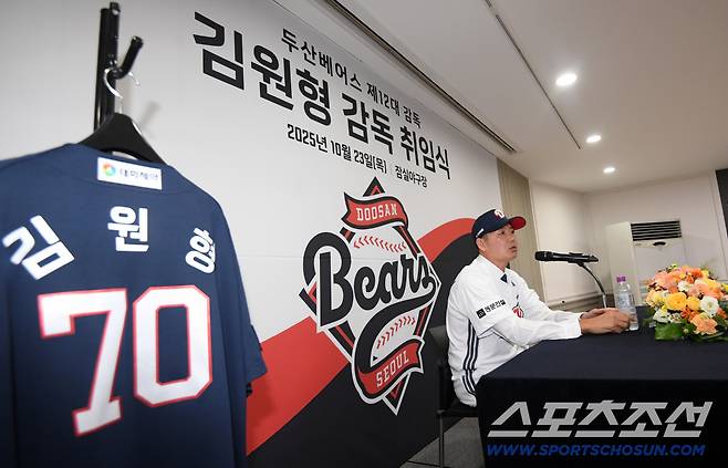 취재진 질문에 답하는 김원형 감독.