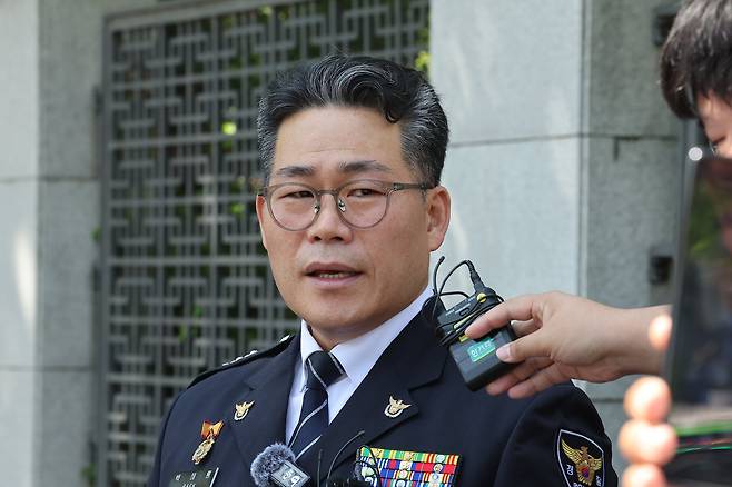 인천세관 마약 사건의 수사 외압 의혹을 제기한 백해룡 경정이 지난 6월 12일 오전 서울 서초구 대검찰청 앞에서 인천세관 마약 밀수 연루 의혹과 관련한 합동수사팀 출범에 대한 입장을 밝히고 있다./뉴스1