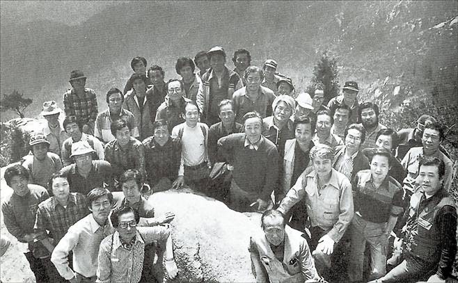 김영삼 회고록김영삼은 1981년 5월 1일 1차 가택 연금이 해제된 후 민주산악회를 발족시켜 매주 목요일 산행하며 지지 세력을 결집했다. 사진은 1982년 4월 1일 민주산악회 회원들과 함께 북한산에 올랐을 때 모습. 두 달 후인 6월 1일부터 다시 1년여에 걸친 2차 가택 연금이 시작된다.