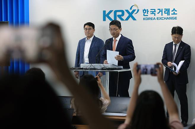 금융위원회와 금융감독원, 한국거래소는 자본시장 불공정거래 근절을 위해 합동대응단을 구성했다. 이윤수 증권선물위원회 상임위원이 합동대응단이 설치된 한국거래소에서 대응단 실천방안을 브리핑을 하는 모습./뉴스1