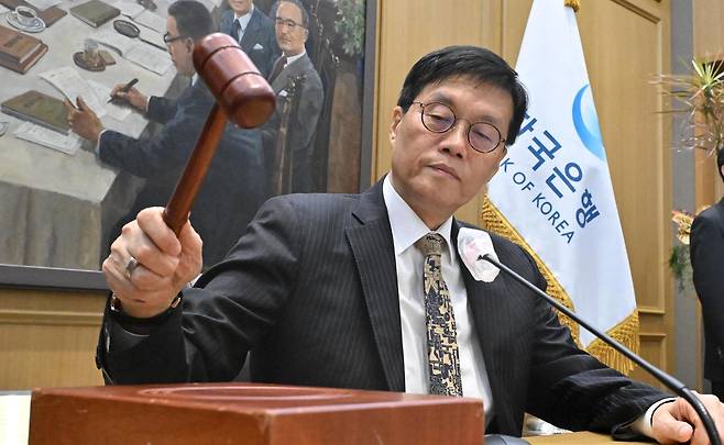 이창용 한국은행 총재가 23일 서울 중구 한은에서 금융통화위원회 통화정책방향 회의를 열고 기준금리를 종전과 같은 2.50%로 동결하며 의사봉을 두드리고 있다. 사진공동취재단