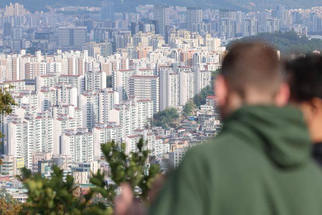 서울 전역과 경기도 12개 지역에서 토지거래허가제가시행된 20일 서울 남산에서 아파트 단지가 보이고 있다. 뉴시스