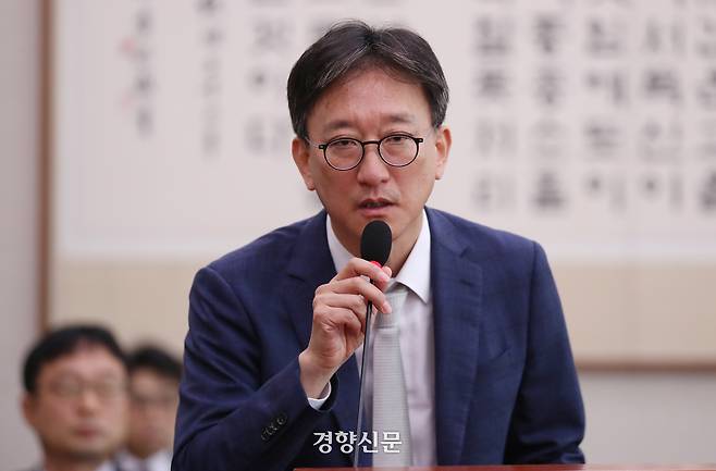 송창진 전 고위공직자범죄수사처 수사2부장검사(당시 차장 직무대행)이 지난해 7월26일 국회 법제사법위원회 윤석열 대통령 탄핵안 발의 국민청원 청문회에서 의원 질의에 답하고 있다. 박민규 선임기자