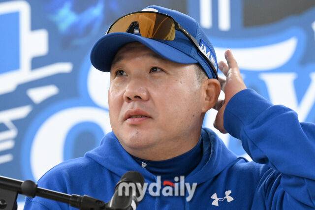 22일 대구 삼성라이온즈파크에서 열린 '2025 신한 SOL BANK KBO 포스트 시즌' 삼성 라이온즈와 한화 이글스 플레오이프(PO) 4차전 경기. 삼성 박진만 감독이 경기 전 인터뷰에 참해 질문에 답하고 있다./대구=한혁승 기자 hanfoto@mydaily.co.kr