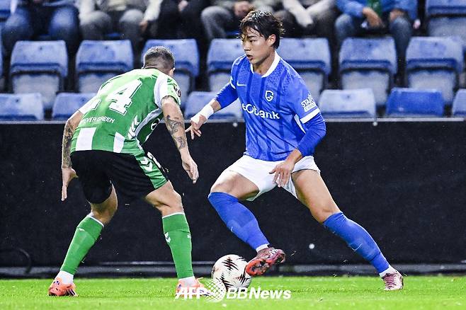 24일(한국시간) 벨기에 헹크의 체게카 아레나에서 열린 레알 베티스와의 2025~2026 유럽축구연맹(UEFA) 유로파리그 리그 페이즈 3차전 레알 베티스전에 출전한 KRC 헹크 오현규. /AFPBBNews=뉴스1
