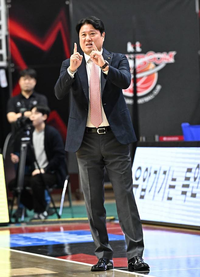 문경은 수원KT 감독이 작전지시하고 있다. /사진=KBL 제공