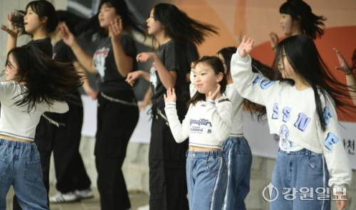 ◇화천의 가을을 만끽할 수 있는 2025년 화천군민 산소(O2)길 걷기행사가 오는 11월1일 오전 9시부터 북한강변 산소길에서 펼쳐진다. 사진은 지난해 산소길 행사 모습.