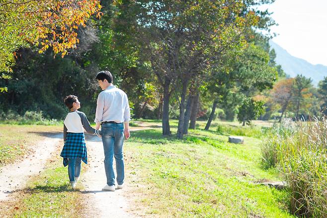 햇볕을 쬐며 야외에서 활동을 하면 비타민D 수준이 늘어나 면역력을 높이는 데 도움이 된다. 사진=게티이미지뱅크