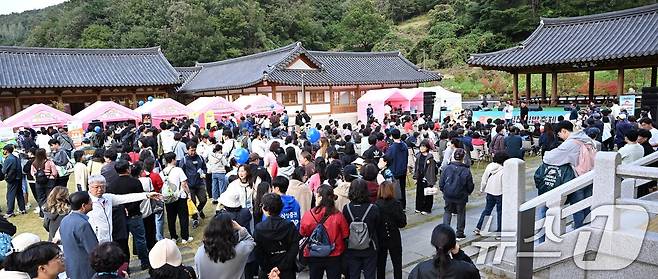 주말인 25일 김천 사명대사공원과 직지문화공원 등에서 개막한 김천김밥축제에 인파가 몰려 인산인해를 이루고 있다. (김천시 제공. 재판매 및 DB금지)/뉴스1