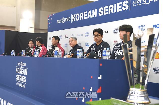 LG 염경엽 감독과 한화 김경문 감독외 참가 선수들이 25일 서울 잠실구장에서 열린 2025 KBO 포스트시즌 한국시리즈 미디어데이 행사를 기다리고 있다. 잠실 | 최승섭기자 thunder@sportsseoul.com