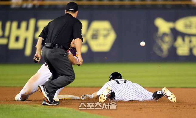 8일 잠실구장에서 열린 2025 KBO리그 키움과 LG의 경기 7회말 무사 1루LG 박해민이 1루에서 2루 도루를 하는 사이 키움 포수 김건희의 송구가 뒤로 빠지고 있다. 잠실 | 박진업 기자 upandup@sportsseoul.com