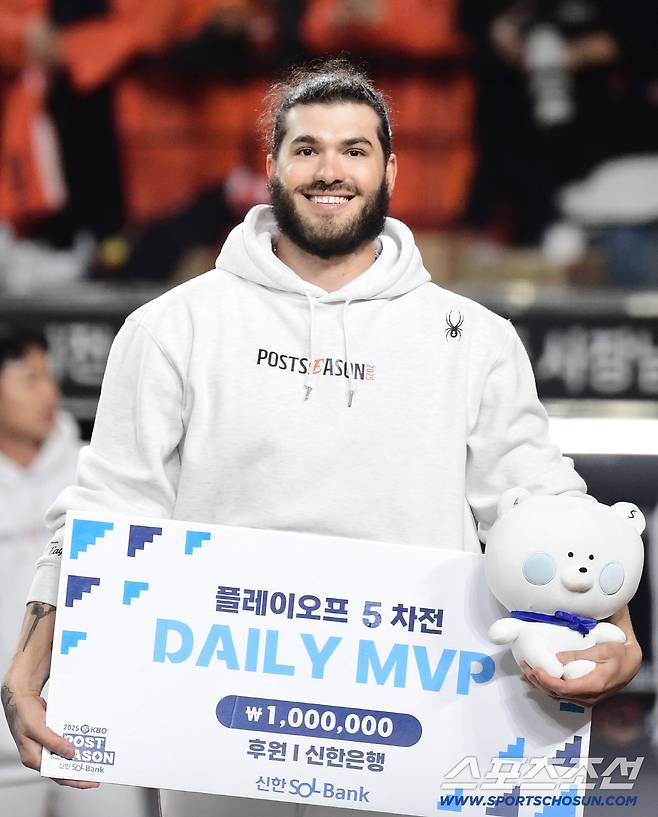 24일 대전 한화생명볼파크에서 열린 삼성과 한화의 PO 5차전. 한화가 삼성에 승리하며 한국시리즈 진출에 성공했다. 플레이오프 5차전 MVP를 수상한 한화 폰세. 대전=송정헌 기자songs@sportschosun.com/2025.10.24/