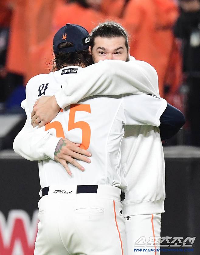 24일 대전 한화생명볼파크에서 열린 삼성과 한화의 PO 5차전. 한화가 삼성에 승리하며 한국시리즈 진출에 성공했다. 경기 종료 후 승리의 기쁨을 나누고 있는 한화 와이스-폰세. 대전=송정헌 기자songs@sportschosun.com/2025.10.24/