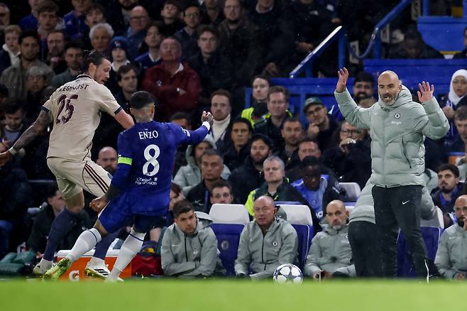 epa12473898 Chelsea's head coach Enzo Maresca gestures during the UEFA Champions League league phase match between Chelsea FC and AFC Ajax, in London, Britain, 22 October 2025. EPA/TOLGA AKMEN<저작권자(c) 연합뉴스, 무단 전재-재배포, AI 학습 및 활용 금지>