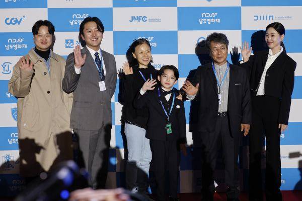 개막작 팀. 왼쪽부터 정승오 감독, 곽민규 배우, 양말복 배우, 김하언 배우, 기주봉 배우, 하윤경 배우