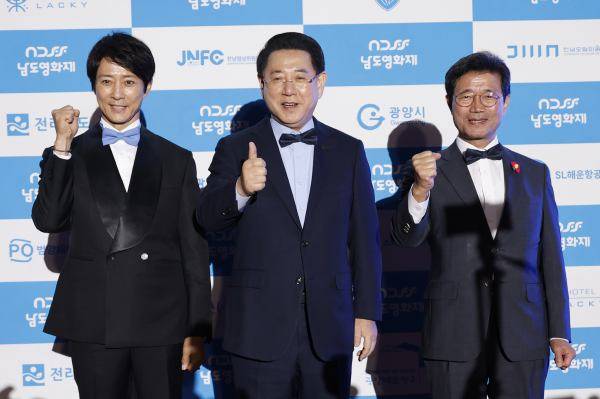 왼쪽부터 최수종 집행위원장, 김영록 전라남도지사, 정인화 광양시장